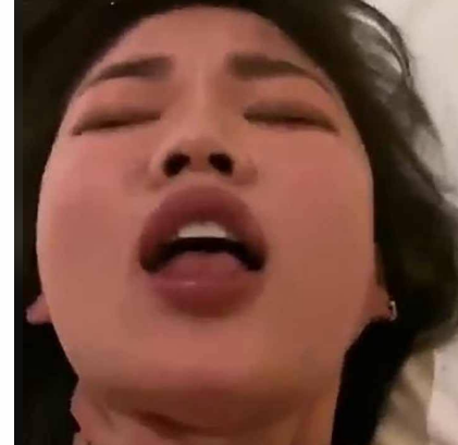 京都艺术学院长腿美女 孟涵 和男友找单男玩 被曝光 黑丝美腿超想要！