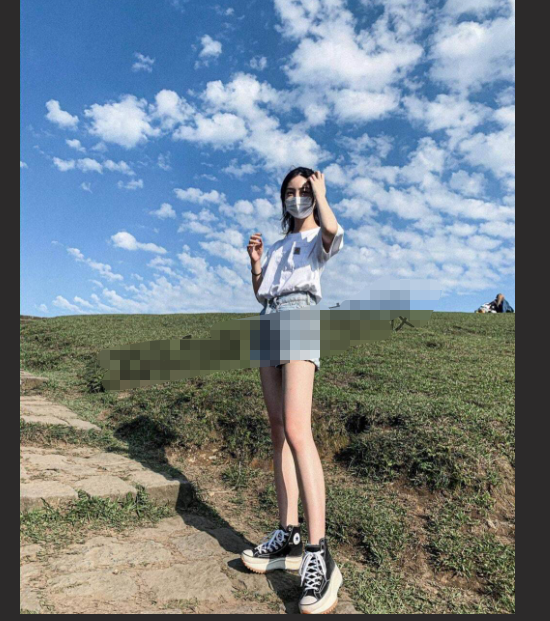 高颜值美腿大三模特 居家与男友私房拍摄 手机内换衣服视频不慎泄露