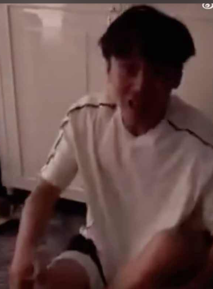 张恒出轨被抓包失控发疯 张恒被郑爽捉j视频曝光 满地打滚撕衣服精神失常 网友：疑似嗑药