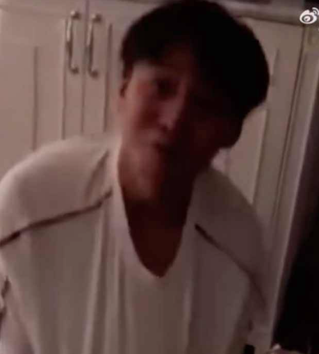 张恒出轨被抓包失控发疯 张恒被郑爽捉j视频曝光 满地打滚撕衣服精神失常 网友：疑似嗑药