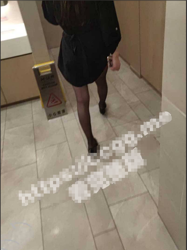 和女老板的故事 五一在海底捞厕所和老板，外面人来人往真刺激！
