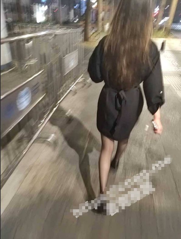 和女老板的故事 五一在海底捞厕所和老板，外面人来人往真刺激！