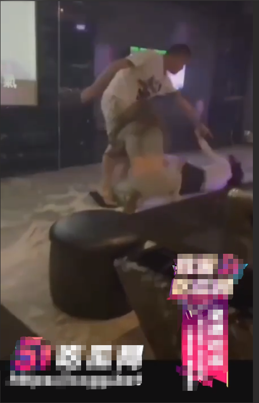 两台妹 KTV 打架 直接热汤泼脸 背景音乐超赞～ 辣台妹