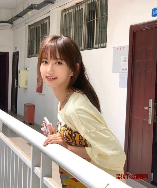 重庆网红 花海     微笑阳光Girl 治愈系女孩音乐学院表演  身高168 02年
