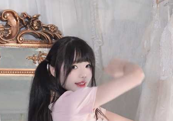 极品 B 站 up 主 咬一口兔娘 会员群友求更新！8 月里程
