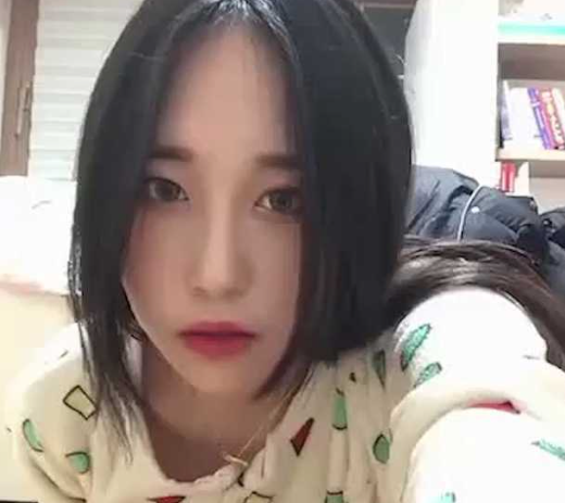 瓜友投稿曝光！超高颜值 00 后女神家中