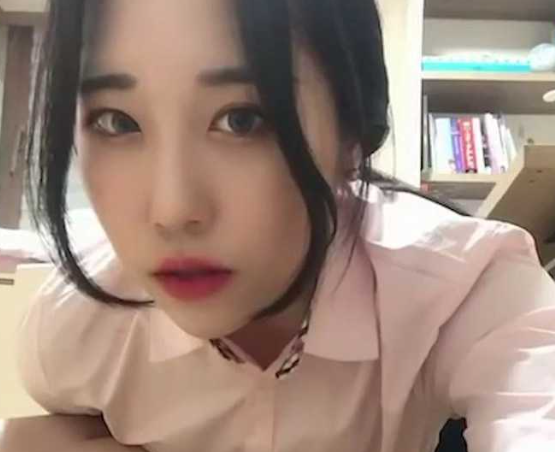 瓜友投稿曝光！超高颜值 00 后女神家中