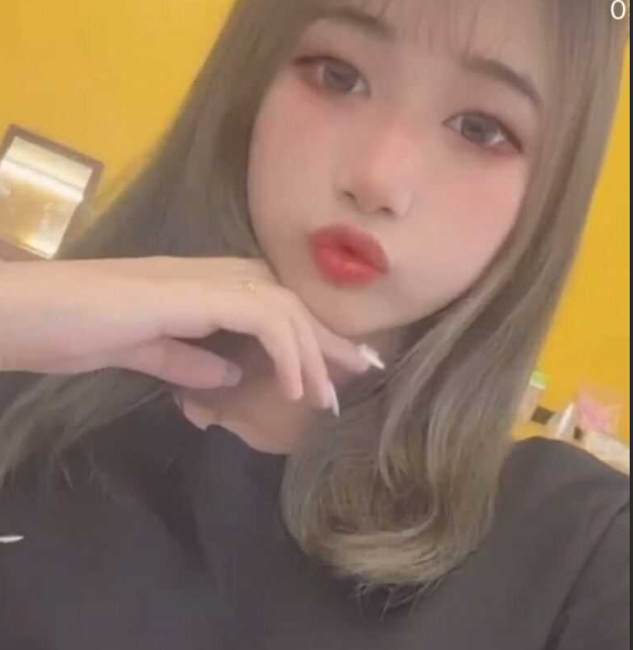 台湾G1眼镜美女想当艺人 被假经纪人忽悠拍摄各种