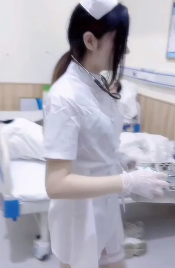 秀人网嫩模 豆瓣酱 最新私拍！护士双人互