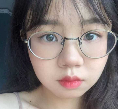 戴着眼镜的