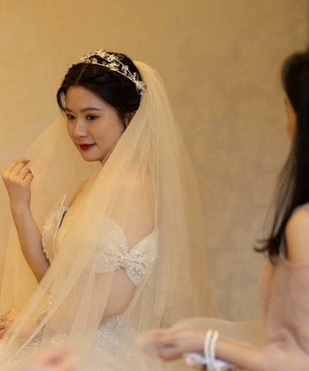 刚结婚就偷情的反差少妇 刘启意