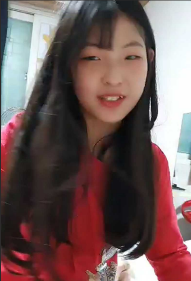 可爱虎牙妹被男朋一步步1