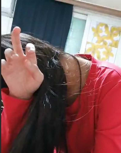 可爱虎牙妹被男朋一步步1