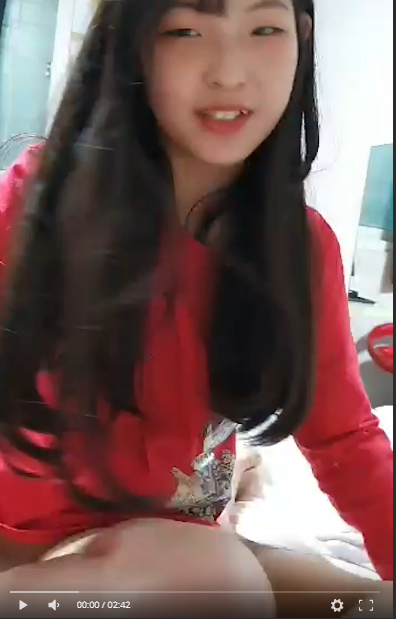 可爱虎牙妹被男朋一步步1