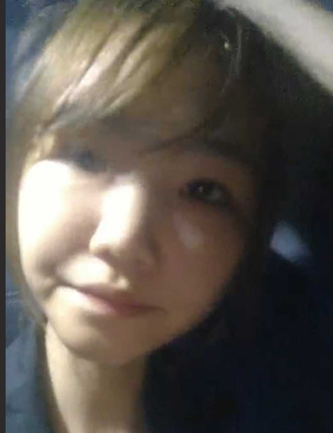 00后 精神小妹深夜被同事哄到野外进行多人运动！
