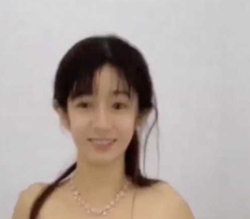 男友带到公司的洗手间 让男同事们排着队