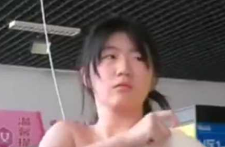 在水上乐园女