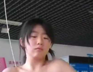 在水上乐园女