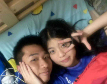 香港 余振强第二纪念中学 篮球队 郭姓教练与女学生
