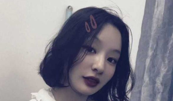 大学时的女同学在军训时就已盯很久 长相清纯的她