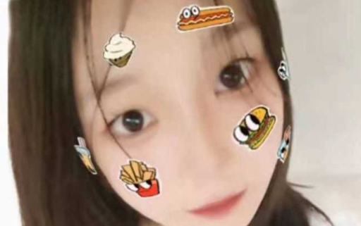 大学时的女同学在军训时就已盯很久 长相清纯的她