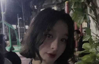 大学时的女同学在军训时就已盯很久 长相清纯的她
