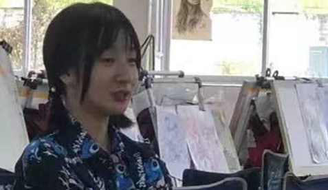 大学时的女同学在军训时就已盯很久 长相清纯的她