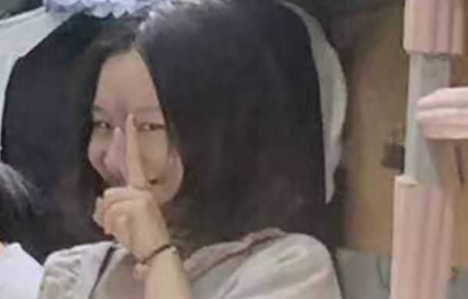 大学时的女同学在军训时就已盯很久 长相清纯的她