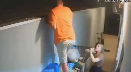 巴西男子爬墙头看热闹 被邻居开枪