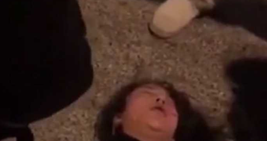 出轨吃瓜事件 女子当小三搞人夫 在街头被姐妹暴力团