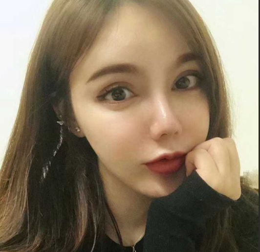 投稿整容脸前女友 之前是兼职