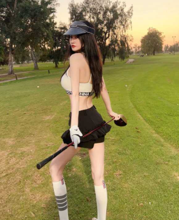 深圳高尔夫媛高甜甜 开价2千一节课的高尔夫私教 长腿细腰大