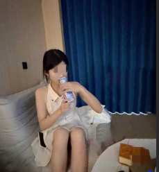一条新款项链搞定妹妹闺蜜 带到酒店喝酒聊天