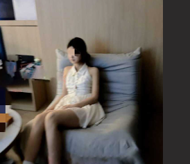 一条新款项链搞定妹妹闺蜜 带到酒店喝酒聊天