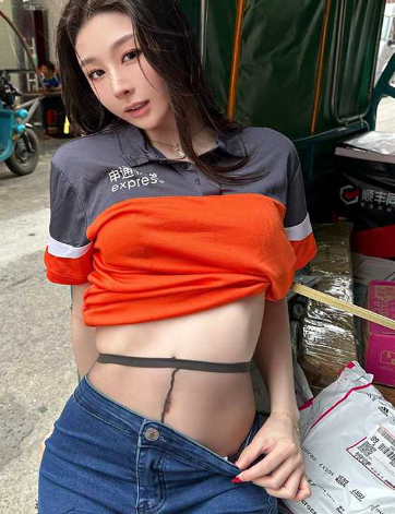 30万粉丝著名网红模特「小逗逗」cos化身神通快递员在快递站