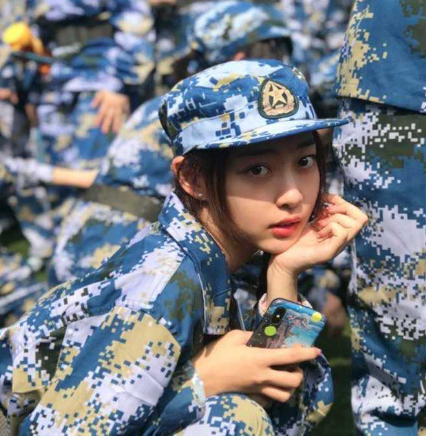 又到了一年一度的开学季了 瓜友们是否还记得去年军训时