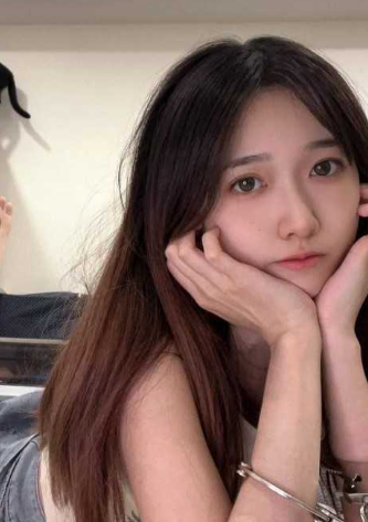 福利！清纯女大美足诱惑