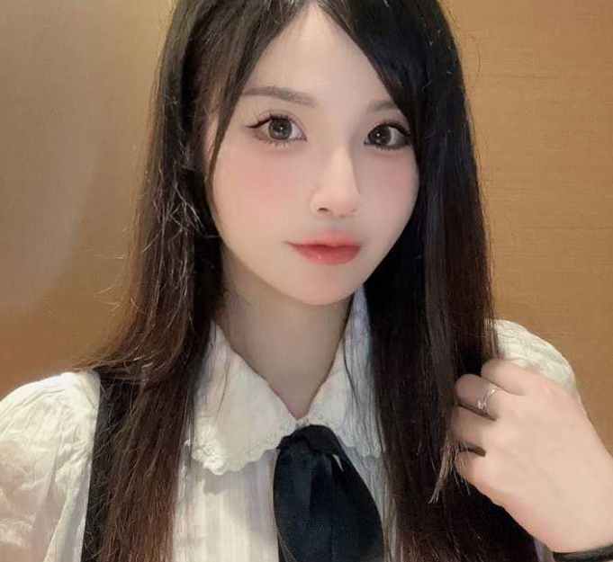 上海极品网红 小笨蛋天使般容貌魔鬼身材 外表女神私下