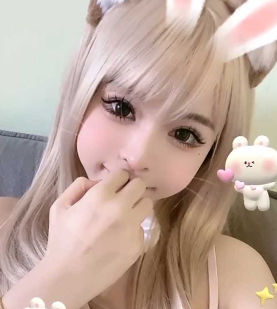 上海极品网红 小笨蛋天使般容貌魔鬼身材 外表女神私下