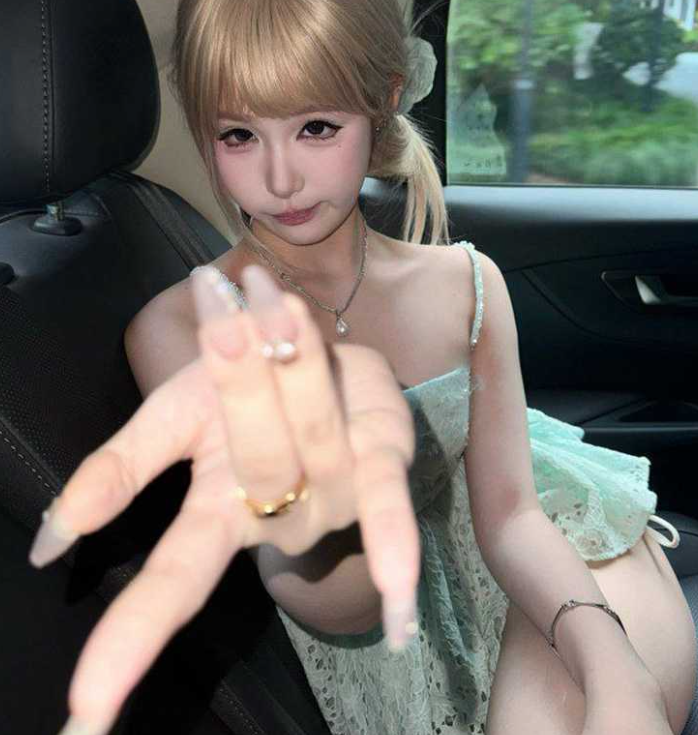 抖音嫩妹女神小屁大王 外表清纯的