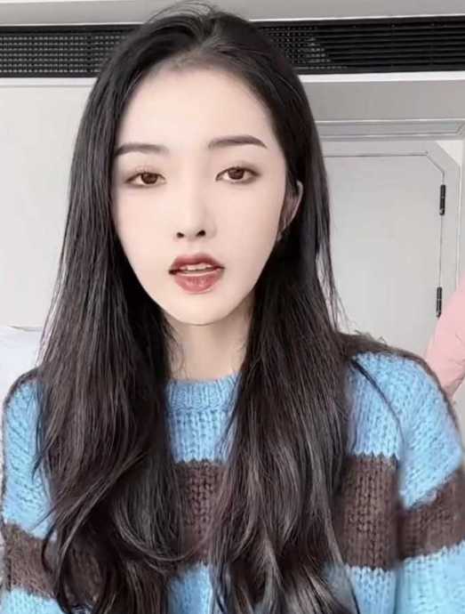 抖音网红女主播小龙女