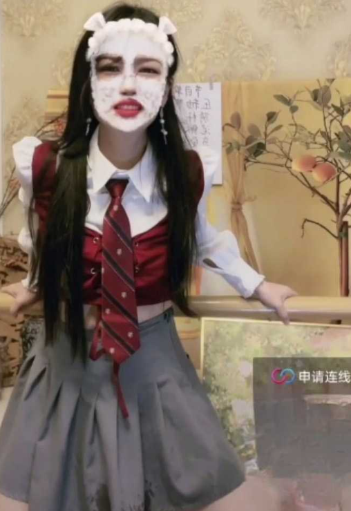 抖音网红女主播小龙女