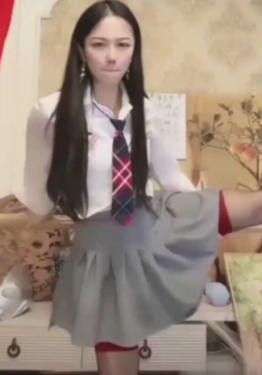 抖音网红女主播小龙女