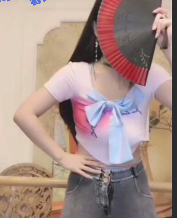 抖音网红女主播小龙女