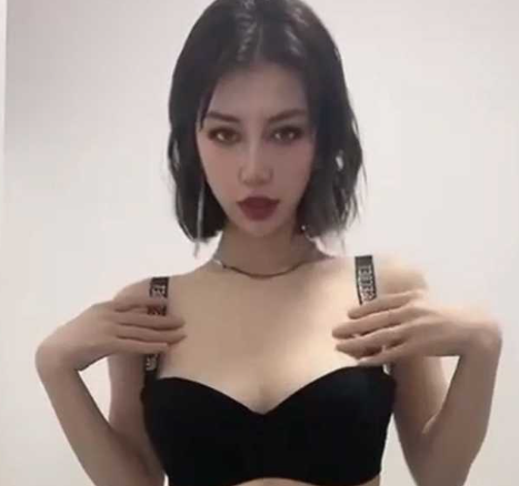 留洋归来顶级尤物 人瘦极品身材 平时高冷女神