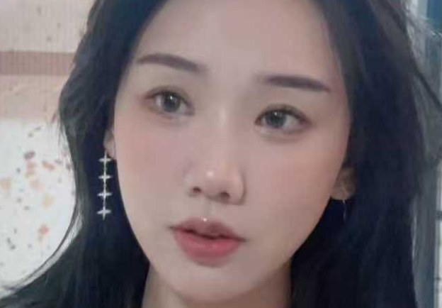 中美女英语教师 戴眼镜露脸
