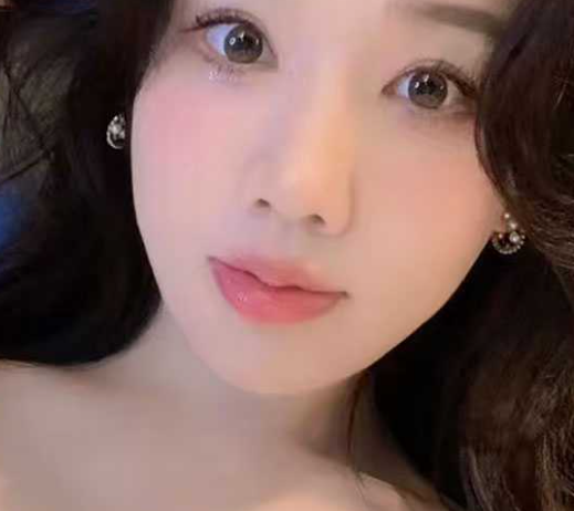 中美女英语教师 戴眼镜露脸
