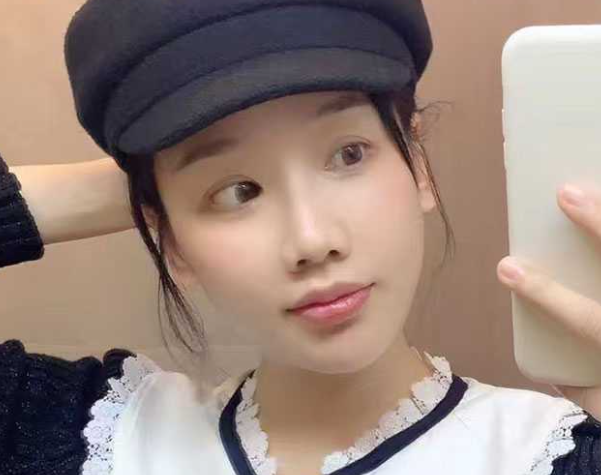 中美女英语教师 戴眼镜露脸