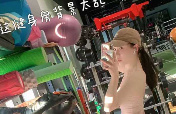 中美女英语教师 戴眼镜露脸