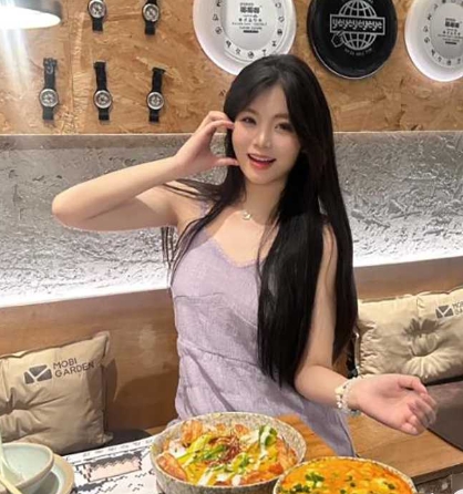 湖北文理学院屈佳怡 绝美颜值大二系花 皮肤白嫩身材超赞